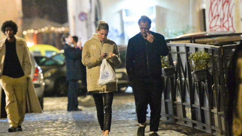 Paparazzi odfotili Juda Lawa v uliciach Ríma so snúbenicou Phillipou Coanou. 