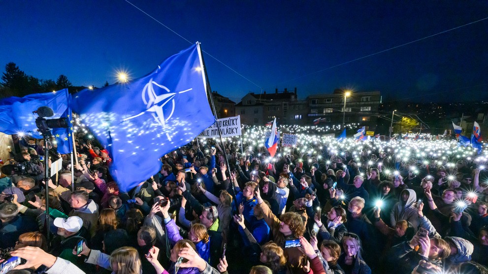 Na snímke účastníci na pochode „Nie ruskému zákonu!“ z Námestia slobody pred Národnú radu SR v Bratislave.