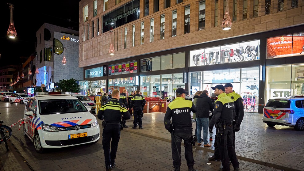Polícia v holandskom Haagu monitoruje situáciu po útoku nožom v nákupnom centre.