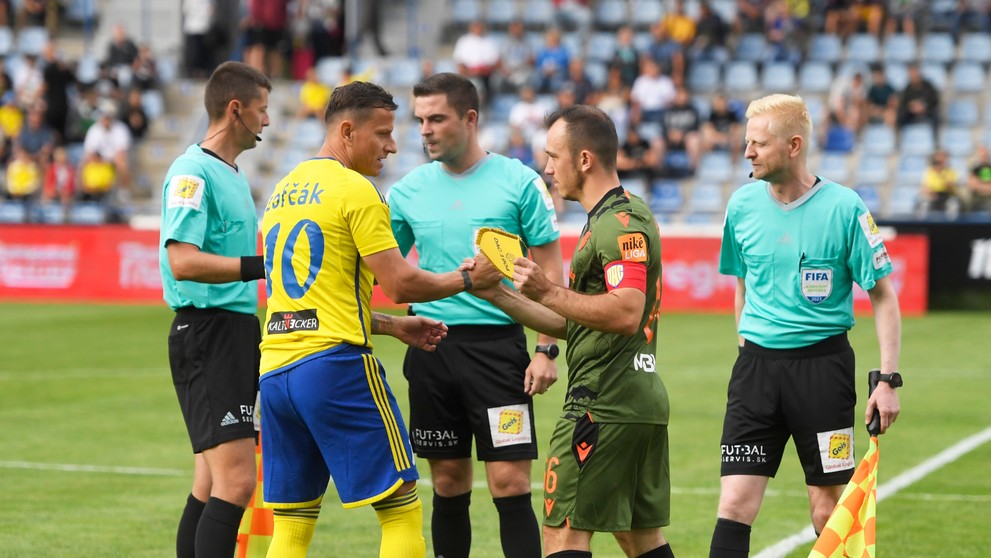 Na snímke zľava kapitán Igor Žofčák (Michalovce) a Miroslav Káčer (Dunajská Streda) sa zdravia pred  zápasom.