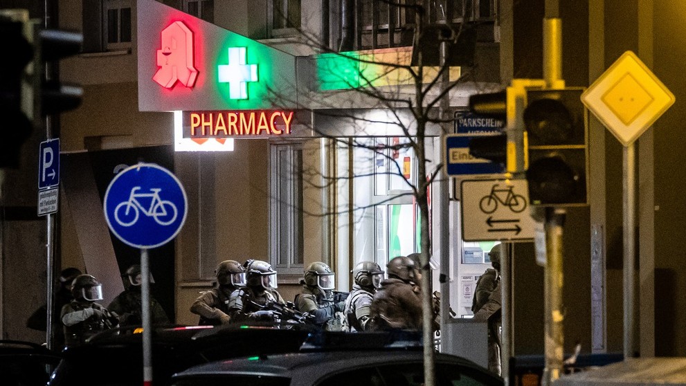 Špeciálna policajná jednotka vchádza do lekárne v Karlsruhe.