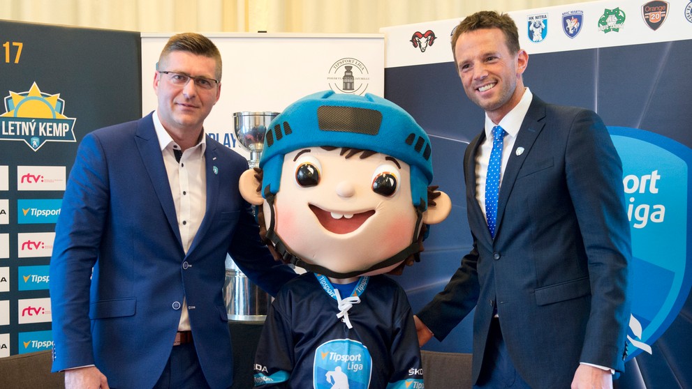 Šéf Tipsport ligy Richard Lintner a generálny riaditeľ Tipsport Slovensko Jaroslav Taraba s maskotom.