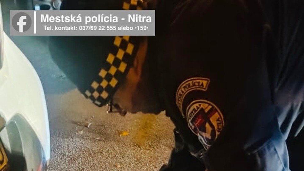 Kuriérovi spadli kľúče do kanála