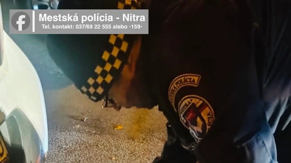 Kuriérovi spadli kľúče do kanála