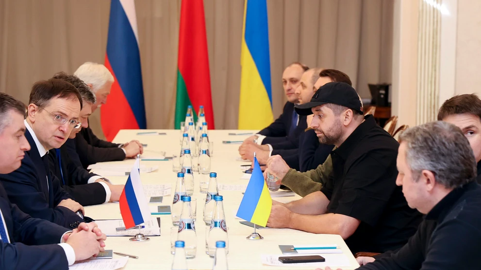 Mierové rokovania medzi Ruskom a Ukrajinou. Naľavo ruská delegácia, vpravo ukrajinská.