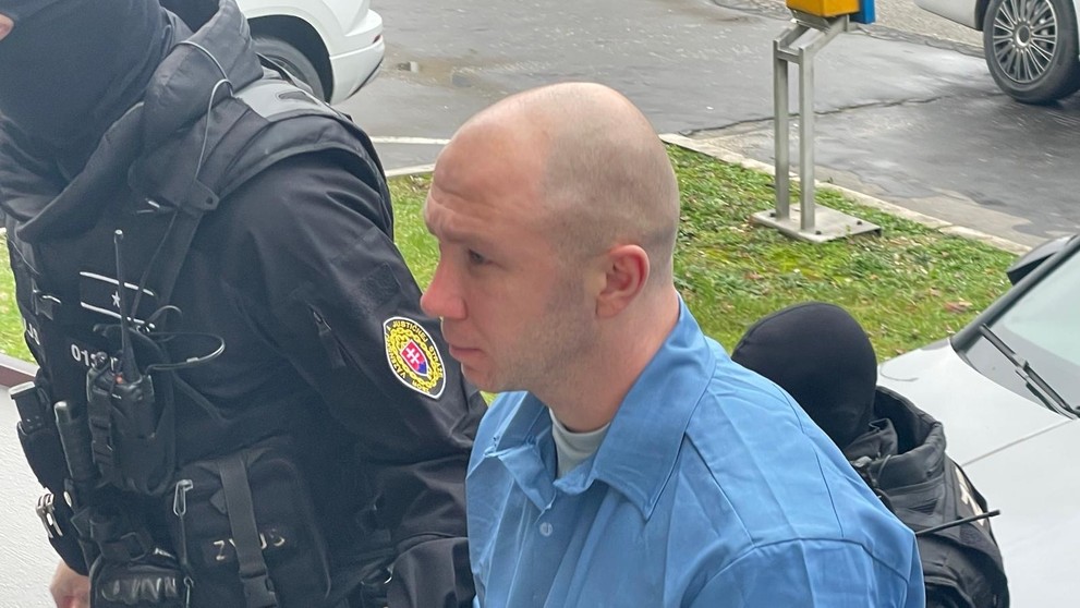 Eskorta priviezla Ľubomíra Behana na súd.