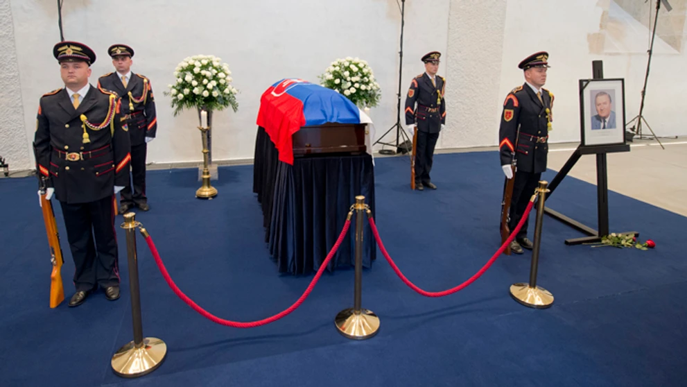 Príslušníci Čestnej stráže prezidenta SR stoja pri rakve exprezidenta Michala Kováča.