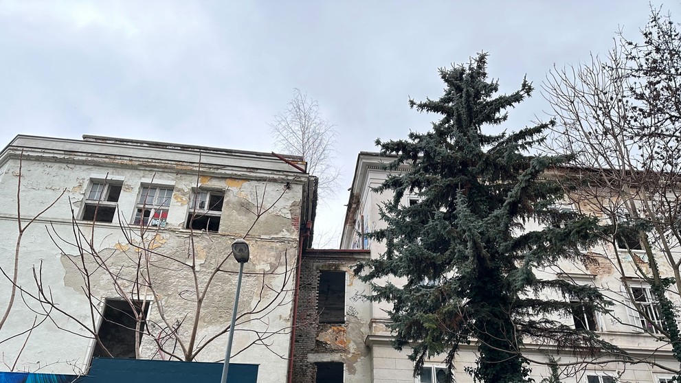 Zničená budova bývalej pôrodnice na Zochovej