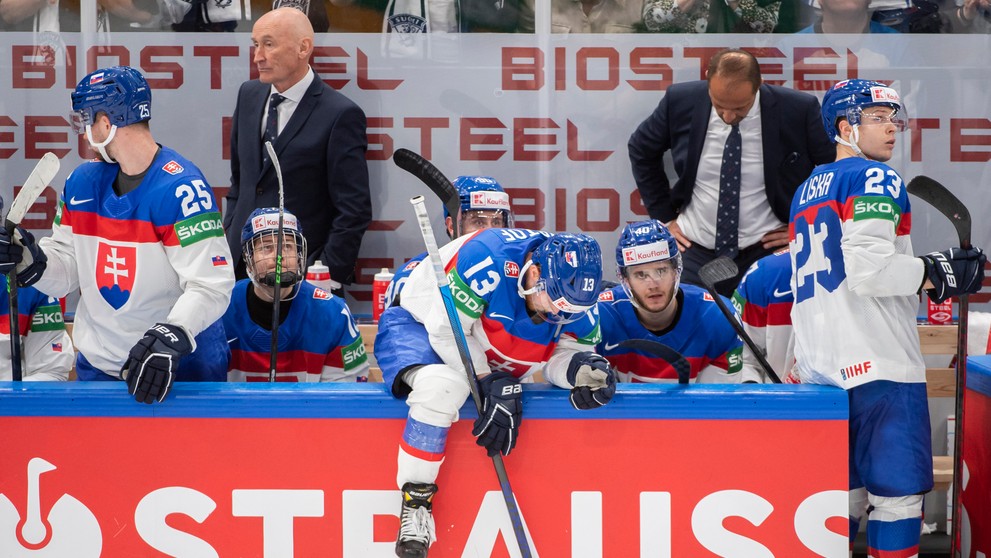 Zľava Alex Tamáši, tréner Craig Ramsay, Adam Sýkora, Michal Krištof, Miloš Roman, asistent trénera Ján Pardavý a Adam Liška smútia po prehre s Fínskom vo štvrťfinále MS 2022.