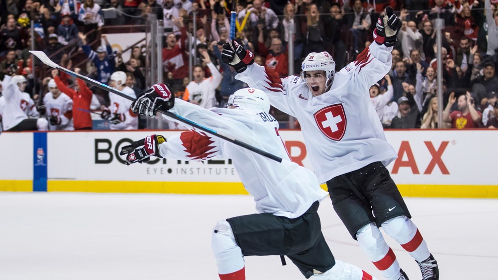 Kapitán ruskej reprezentácie do 20 rokov Klim Kostin oslavuje zisk bronzu na MS.