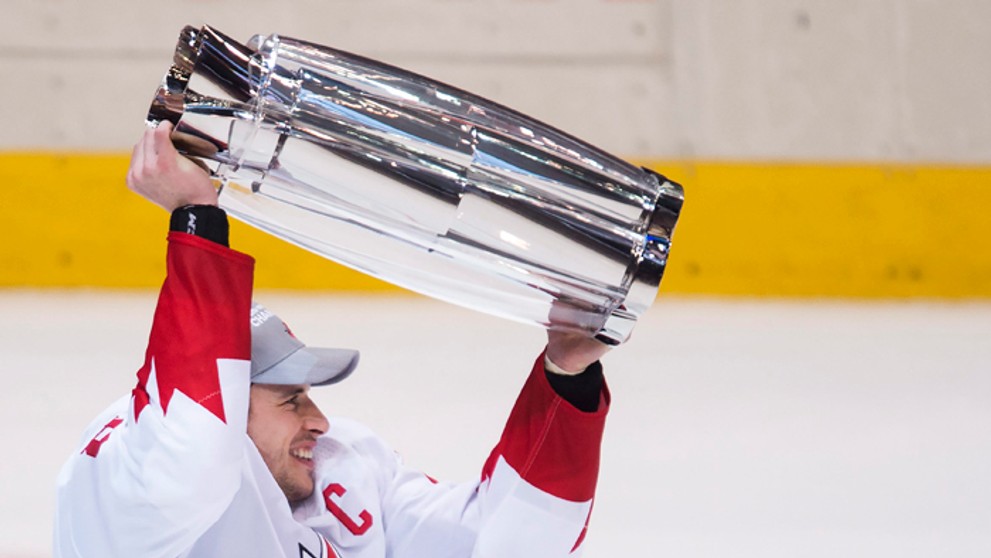 Kapitán Kanady Sidney Crosby s víťaznou trofejou Svetového pohára.