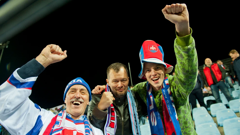 Fanúšikovia na zápase Luxembursko vs. Slovensko.