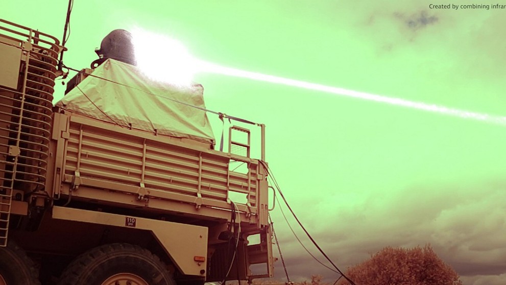 Vysokovýkonná laserová zbraň namontovaná na obrnenom vozidle Wolfhound britskej armády.