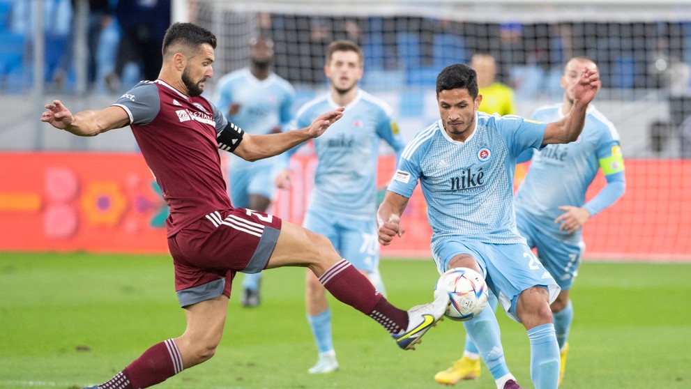 Na snímke vpravo Eric Ramírez (Slovan) a vľavo Boris Godál (Podbrezová)