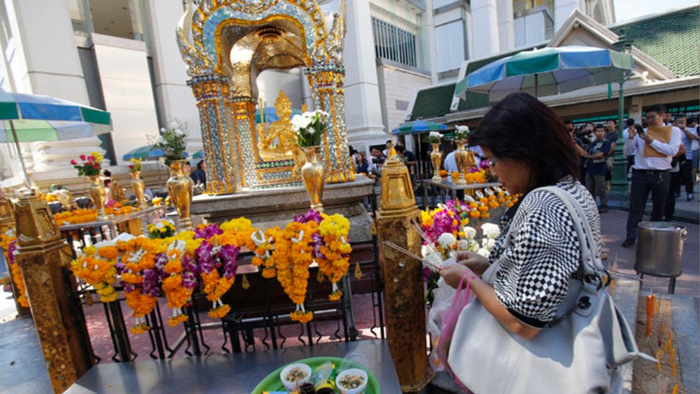 Svätyňu Erawan po krvavom bombovom útoku znovu otvorili.