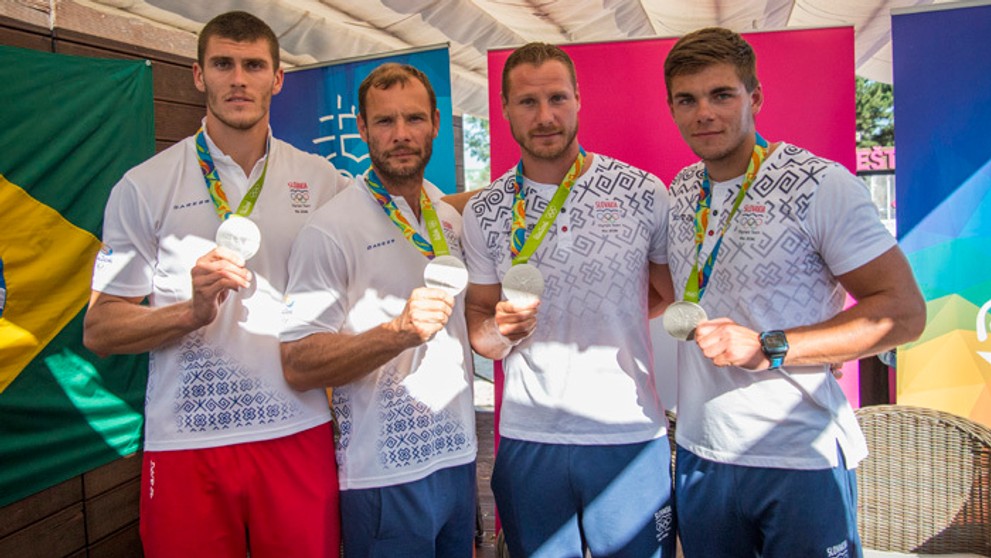 Strieborní kajakári zľava Tibor Linka, Juraj Tarr, Erik Vlček a Denis Myšák.