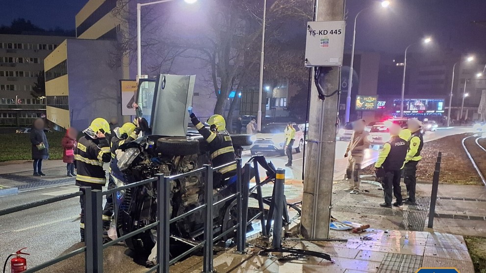 Auto ostalo prevrátené na pravom boku