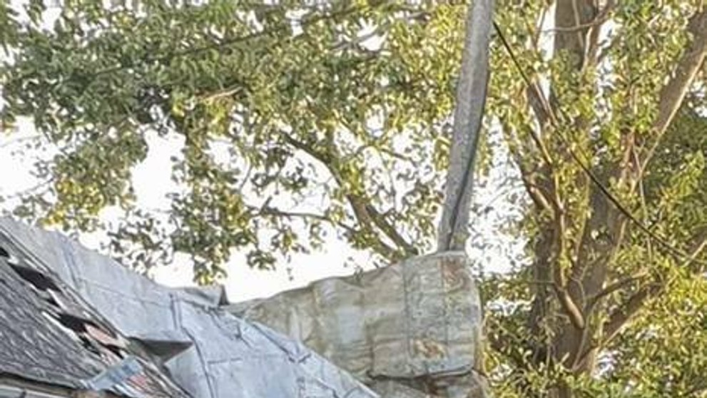 Spadnutá strecha po smršti v obci Lekárovce.