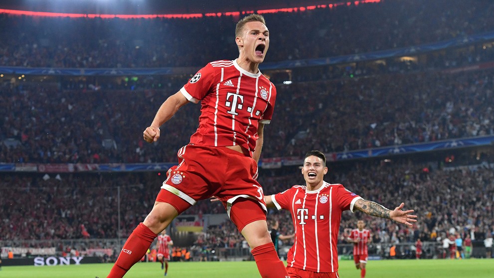 Joshua Kimmich z Bayernu skáče po góle v sieti Realu v prvom semifinále LM.
