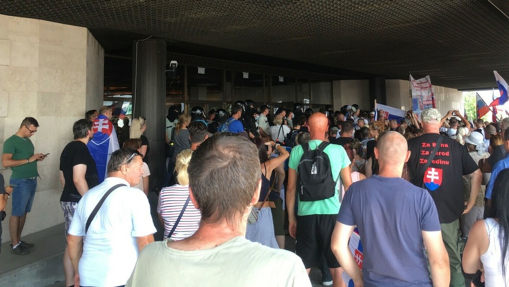 Demonštranti pred parlamentom.