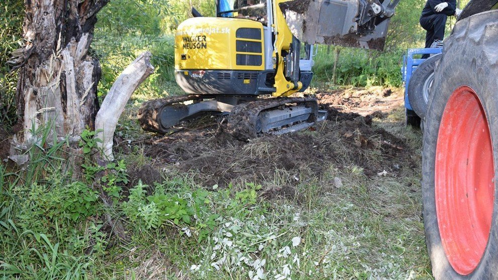 Bager na mieste, ktoré úkazal údajný vrah Miroslav Lehotský s ostatkami obete.