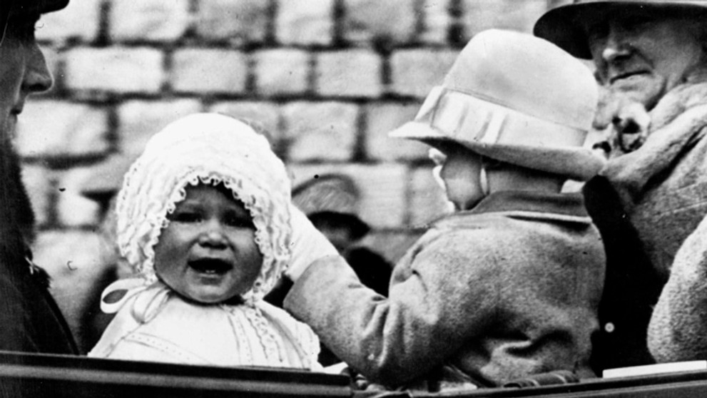 Na archívnej snímke z roku 1927 princezná Alžbeta počas jazdy v koči  v anglickom Windsore.