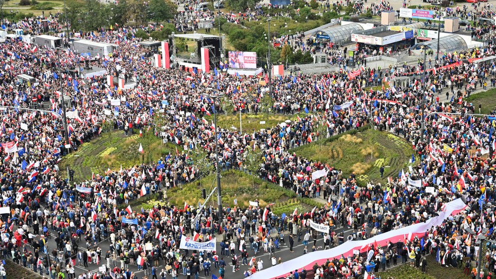 Protivládna demonštrácia v centre Varšavy