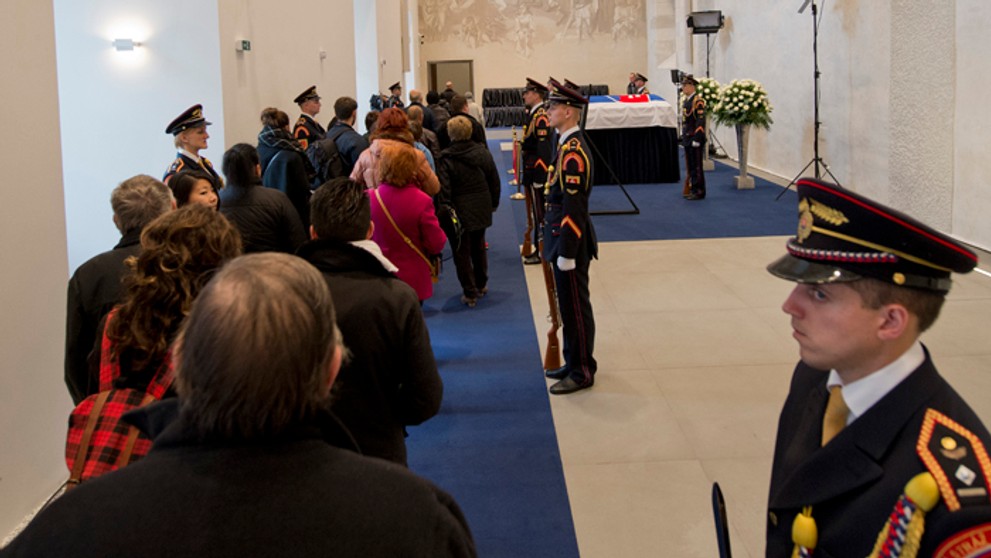 Verejnosť sa lúči s exprezidentom Michalom Kováčom.