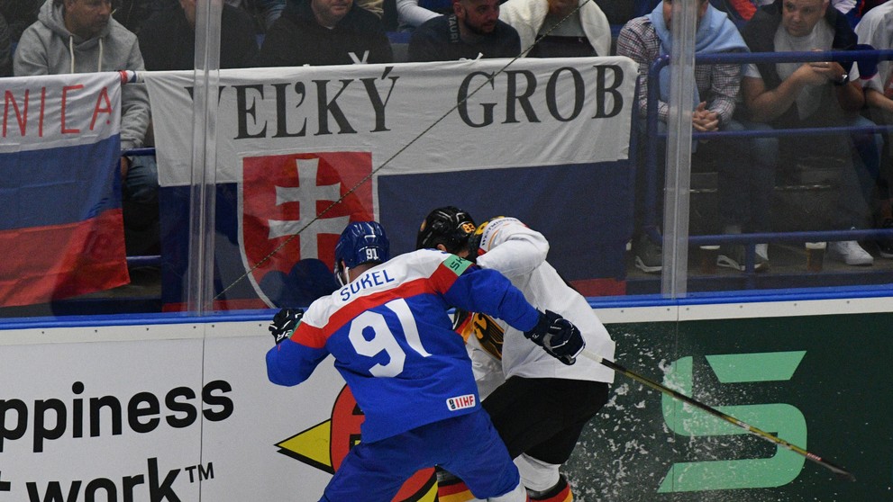 Matúš Sukeľ a hráč Nemecka Leonhard Pföderl bojujú o puk