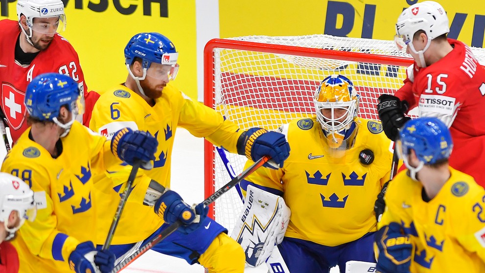 Zľava Švéd Marcus Pettersson a Švajčiar Tristan Scherwey v dueli na MS 2019.