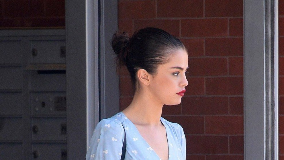 Connor McDavid v súboji o puk s Brandonom Saadom..jpg