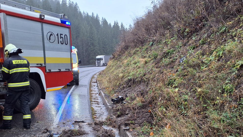 Kamión sa čelne zrazil s odťahovkou