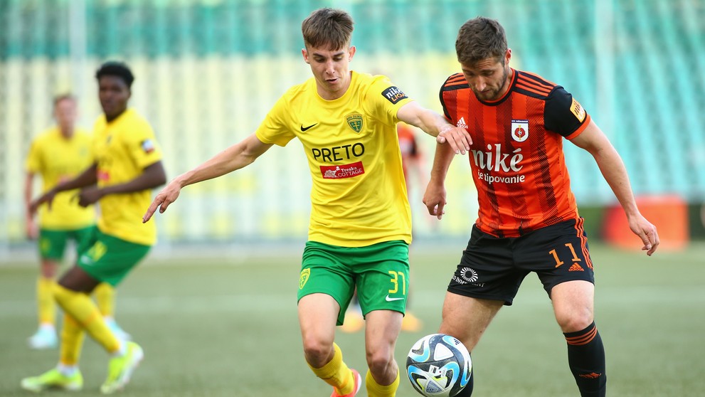 Na snímke zľava Mário Sauer (Žilina) a Samuel Lavrinčík (Ružomberok) bojujú o loptu.