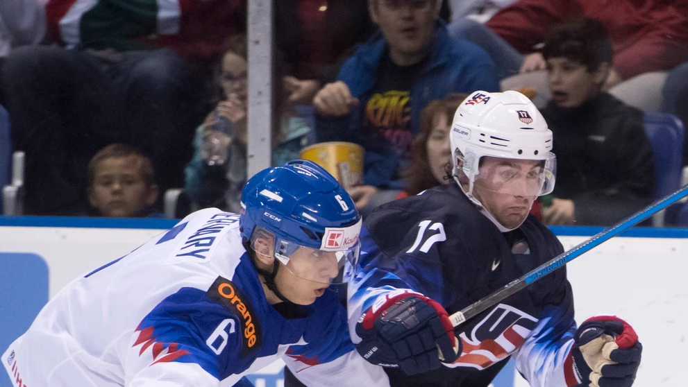 Zľava Barrett Hayton, Noah Dobson, Morgan Frost a Ty Smith z Kanady oslavujú gól proti Dánsku na MS do 20 rokov.