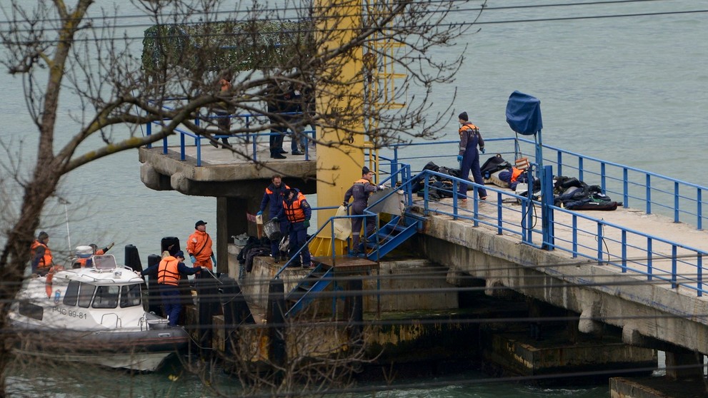 Ruskí záchranári zhromažďujú trosky zrúteného lietadla typu Tu-154 na móle neďaleko Soči.