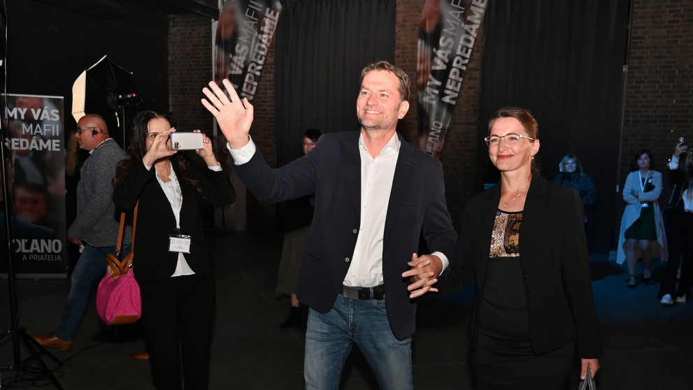 Igor Matovič s manželkou Paulínou prichádzajú na volebnú noc