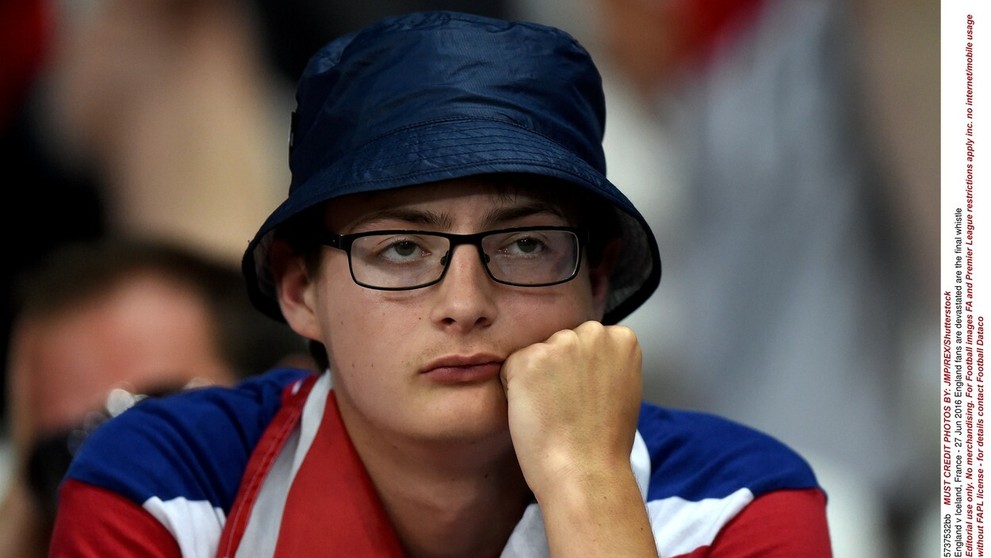 Smútok anglických fanúšikov po prehre s Islandom