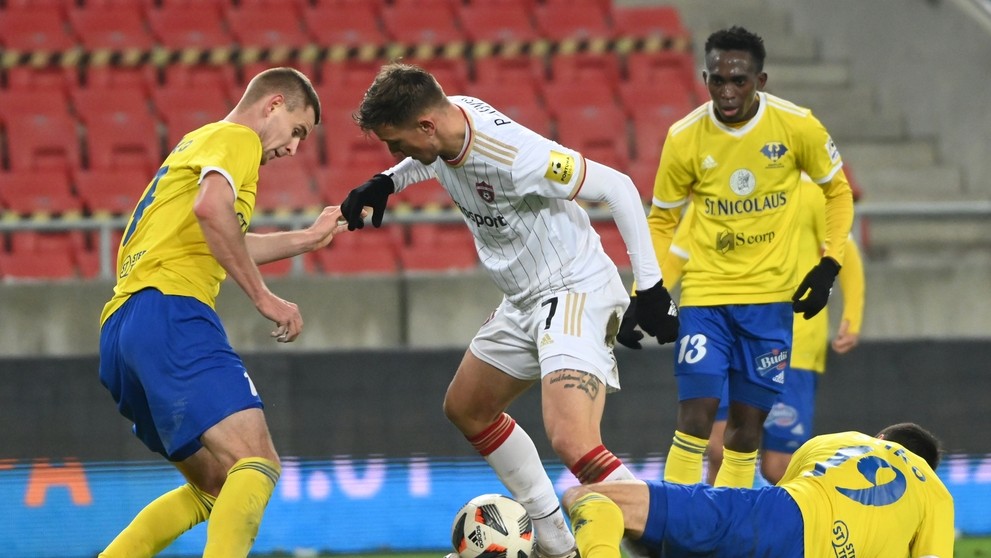 Zľava Michalovčan Filip Vaško, hráč Trnavy Milan Ristovski, dole Michal Ranko a v pozadí Wisdom Uda Kanu (obaja Michalovce).