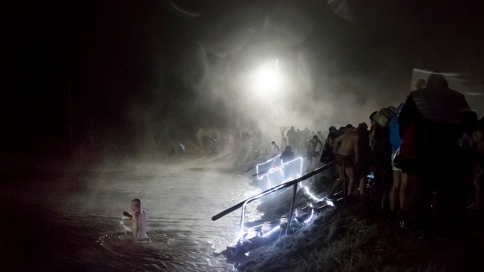Ponorením sa do ľadovej vody si v noci nadnes tisíce pravoslávnych ruských veriacich pripomenuli cirkevný sviatok Ježišovho krst
