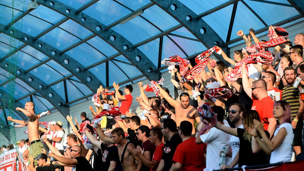 Fanúšikovia AS Trenčín oslavujú gól v odvete 2. predkola EL proti Zabrze.