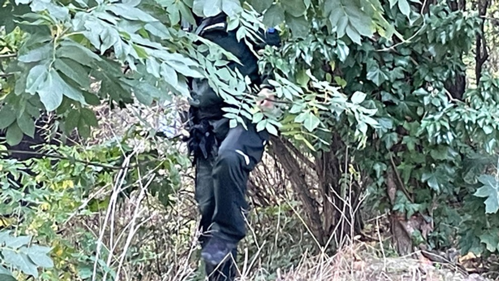 Polícia zaistila miesto, na ktorom našli telo strelca.