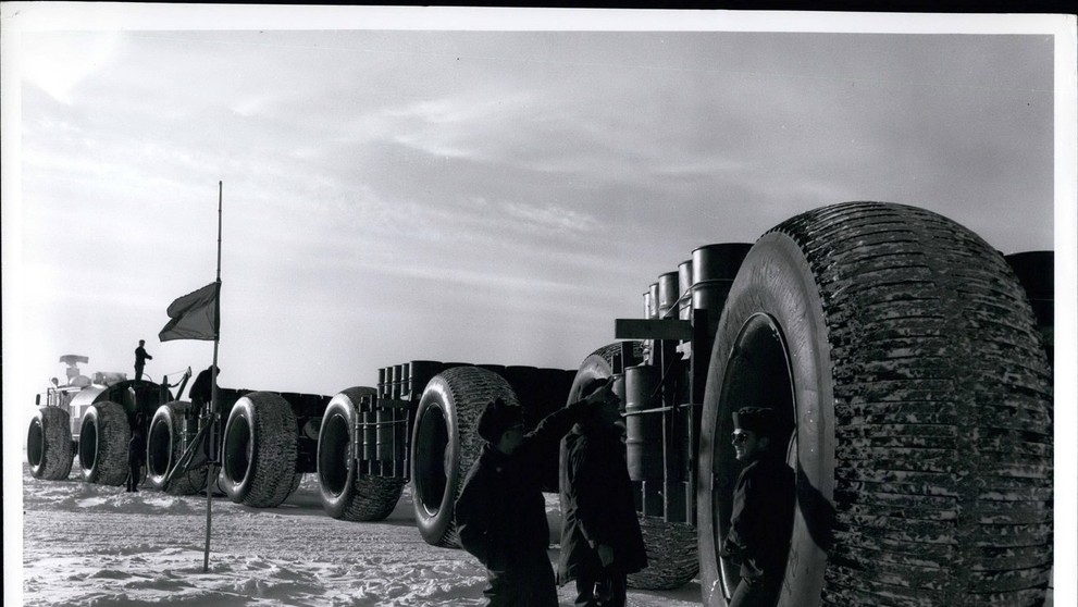 Zásobovacie vozidlá na ceste do Camp Century.