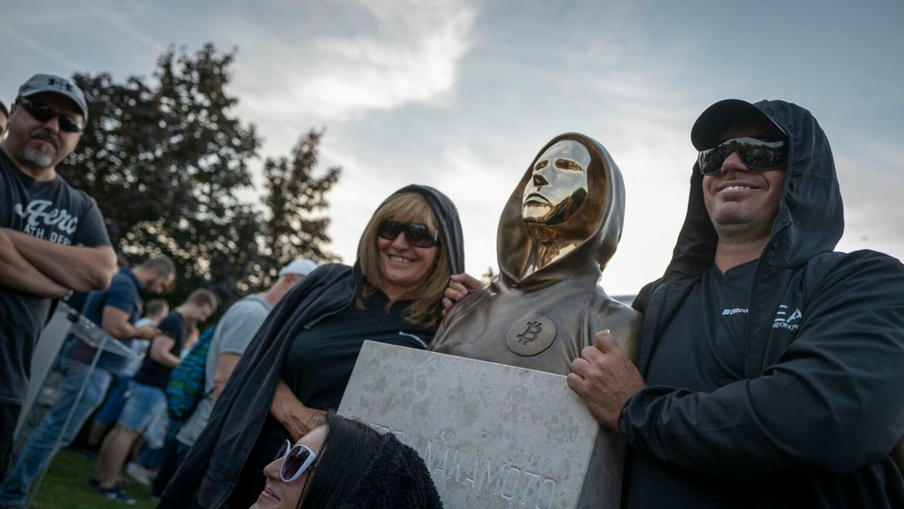 Tvorca bitcoinu sa dočal svojej busty. Prvú na svete odhalili v susednom Maďarsku