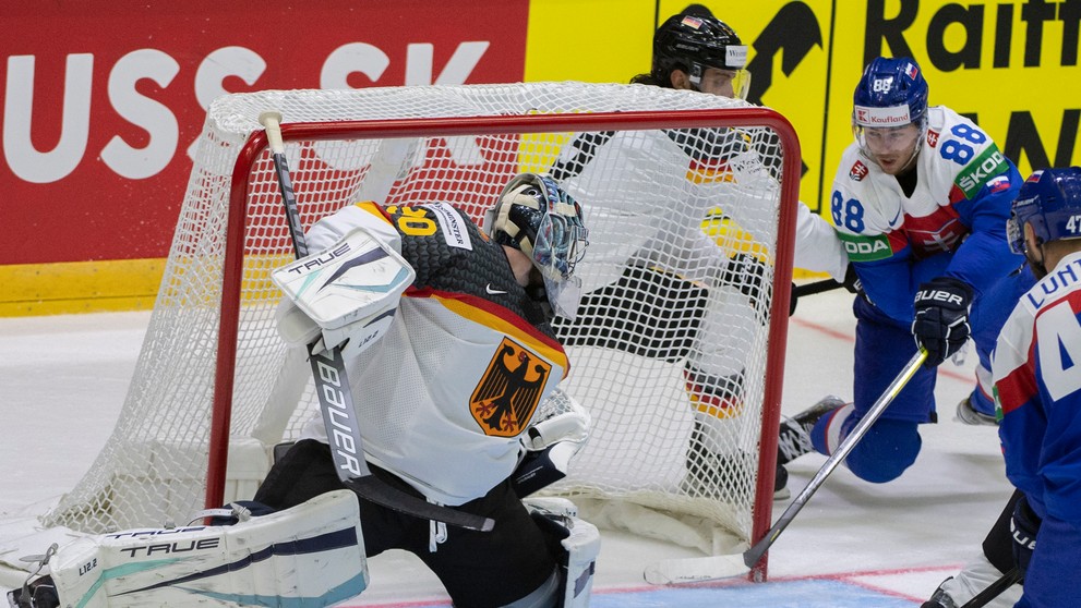 Na snímke slovenský hokejista Kristián Pospíšil (uprostred) strieľa gól na 1:2.