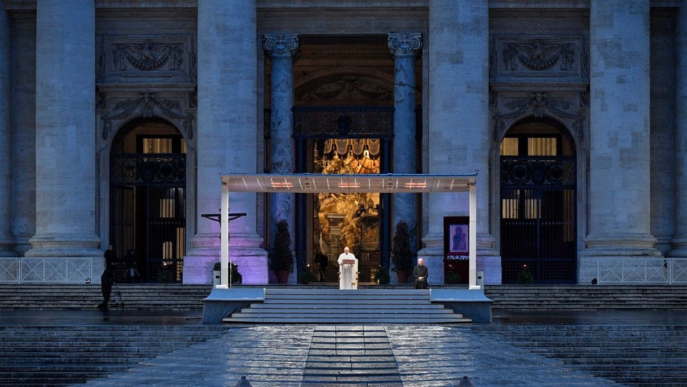 Pápež František sa modlil počas pandémie na prázdnom a daždivom Námestí svätého Petra (27. 3. 2020).