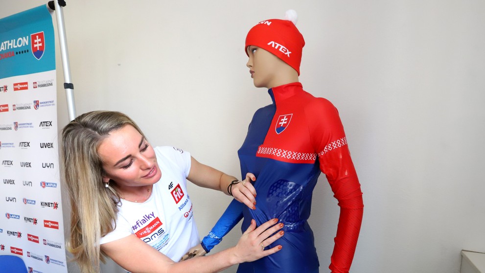 Paulína Bátovská Fialková pri novej reprezentačnej kombinéze počas tlačovej konferencie Slovenského zväzu biatlonu.