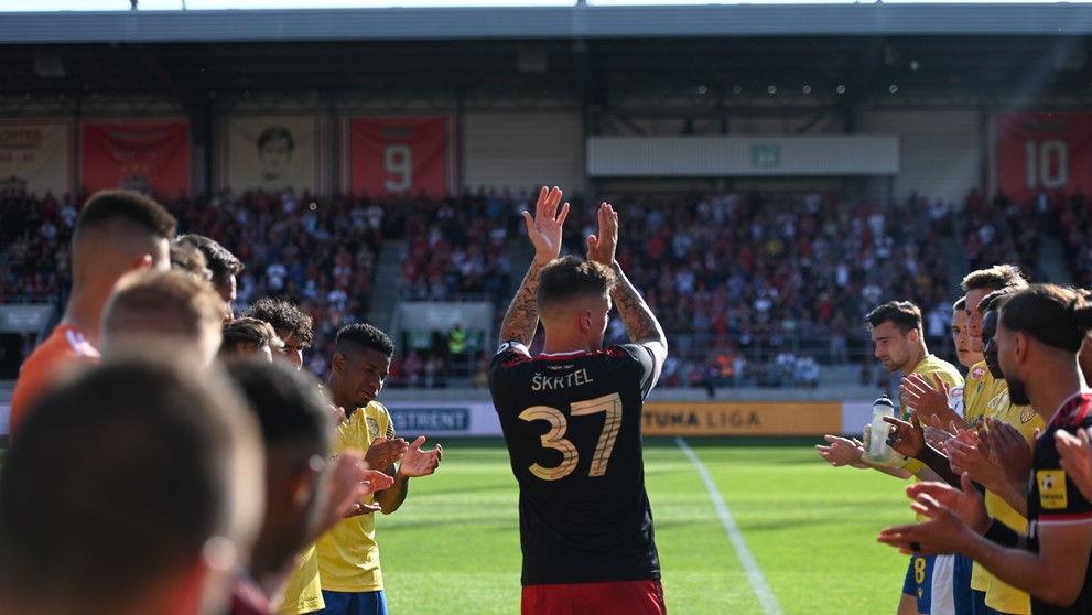 Martin Škrtel sa lúči s kariérou a fanúšikmi počas zápasu Trnavy s Dunajskou Stredou.