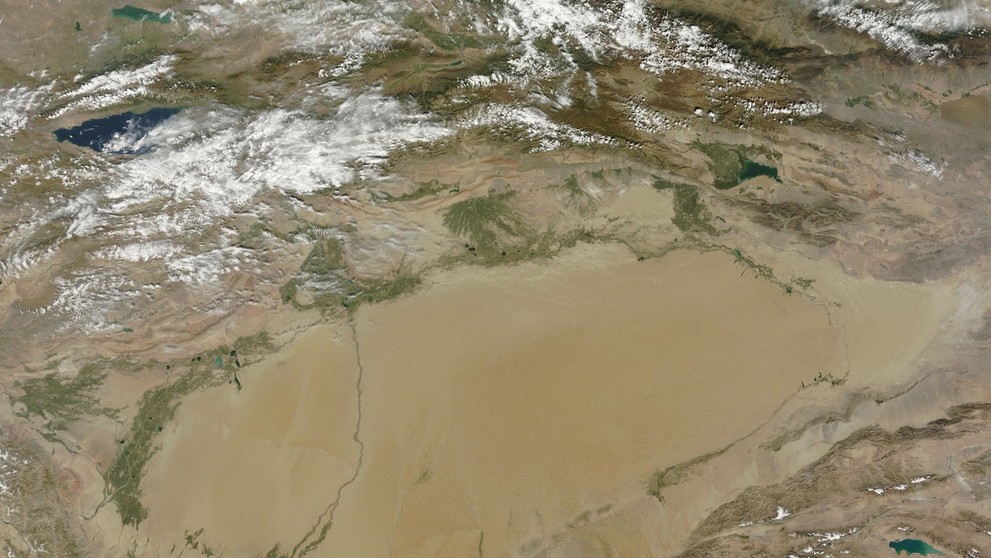 Púšť Taklamakan na satelitnej snímke z roku 2013.