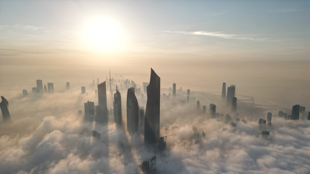 Metropolu Kuvajtu zahalila hustá hmla.