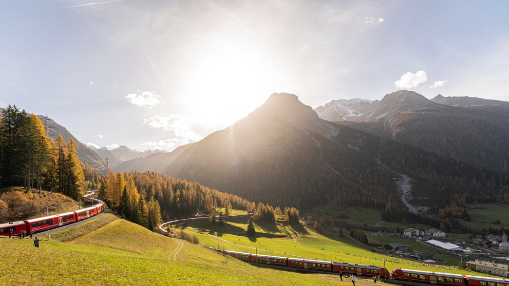 Švajčiarska železničná spoločnosť Rhätische Bahn vypravila v rámci osláv 175. výročia železníc v krajine najdlhší osobný vlak na svete. Meral vyše 1,9 kilometra a tvorilo ho 25 súprav - každá so štyrmi vozňami. 